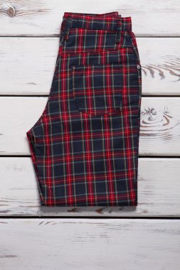 Karanlık katlanmış pantolon.