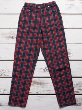 Kırmızı ve siyah chekered pantolon.