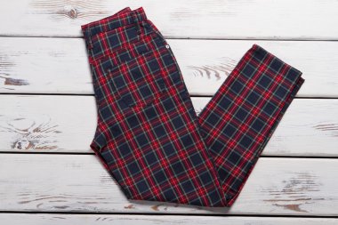 Siyah ve kırmızı chekered pantolon.