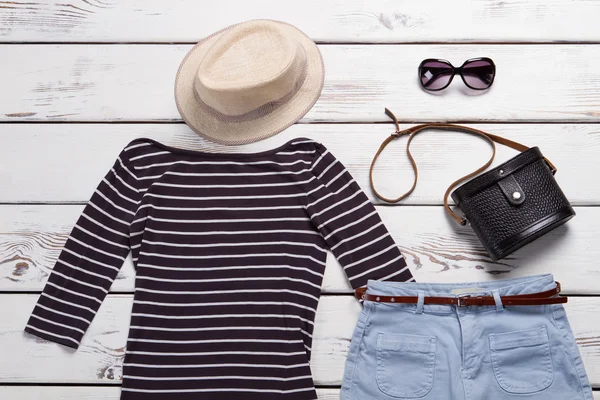 Bej renkli şapka ile çizgili üst.