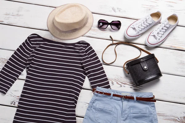 Çizgili üst ve güneş gözlüğü.