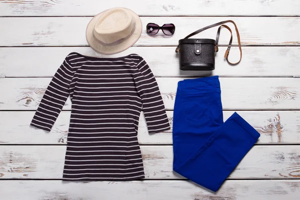 Çizgili üst ve Mavi pantolon.
