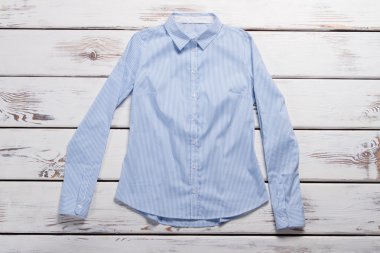 Hafif mavi resmi gömlek.