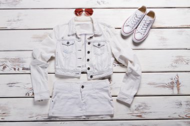 Kısa ceket ve etek.