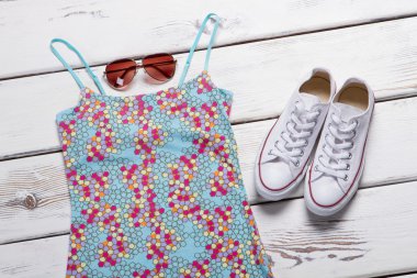 Renkli baskı ile mavi üst.