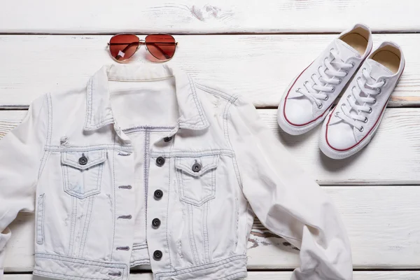 Kurze weiße Jacke und Sonnenbrille. — Stockfoto
