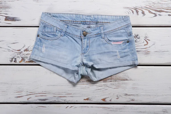 Pantalones cortos de mezclilla azul claro . — Foto de Stock