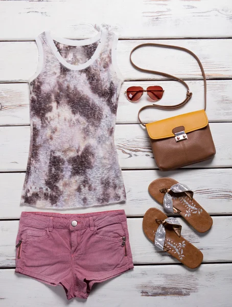 Vestuário de praia de verão para uma jovem . — Fotografia de Stock