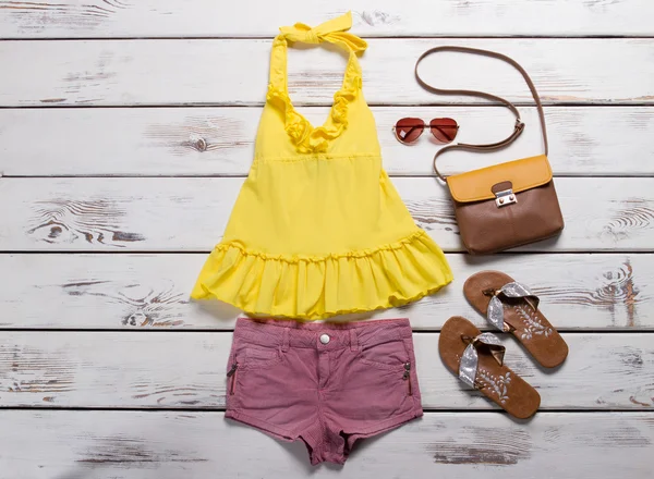 Top amarelo, shorts rosa e acessórios . — Fotografia de Stock