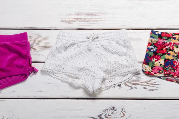 Güzel beyaz örgü şort. 