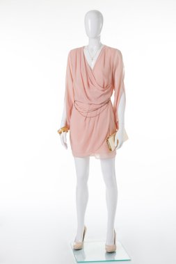 Narin şifon elbise ve bej yüksek topuklu ayakkabılar. 