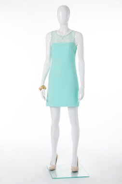 Yavaşça turkuaz elbiseyi şık vitrin mankeni. 