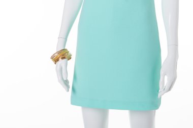 Altın bilezik ile güzel turkuaz elbise.