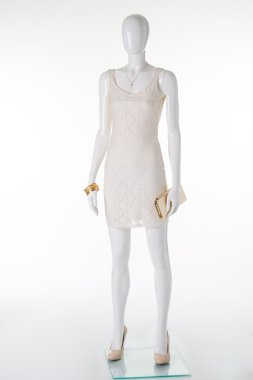 Aksesuarlar ile elbiseli kadın manken.