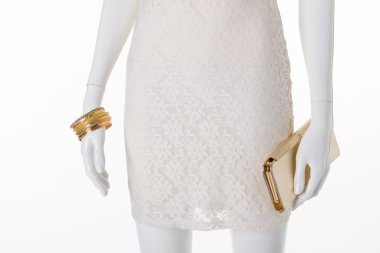 Çanta ve aksesuarları manken üzerinde.