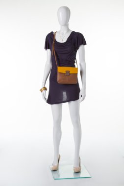 Bir manken güzel günlük elbise. 