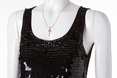 Bir tuşa veya beyaz bir manken ile altın zincir.