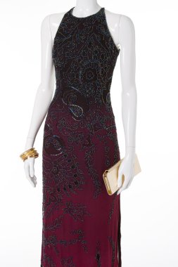 Bir parti için uzun kokteyl elbisesi. 