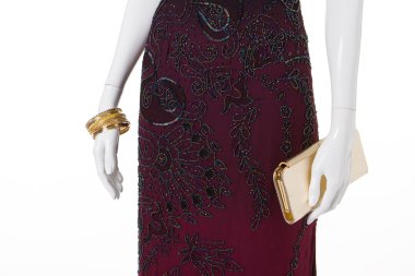 İnce kız için güzel bir elbise.