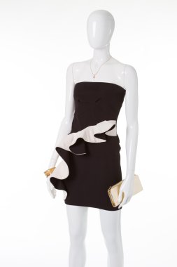 Kokteyl elbisesi altın debriyaj ile.