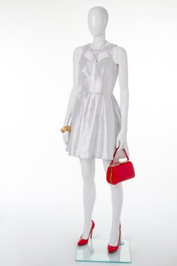 Beyaz bir manken şenlikli gümüş elbise. 