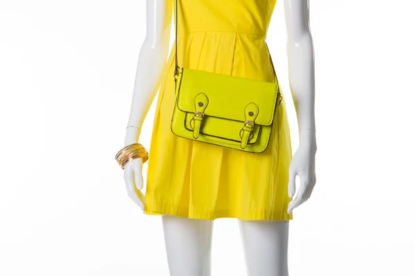 Μανεκέν σε ένα φωτεινό κίτρινο φόρεμα. — Φωτογραφία Αρχείου