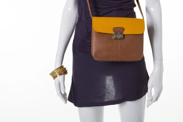 Καφετής-κίτρινο δερμάτινη τσάντα σε ένα μανεκέν. — Φωτογραφία Αρχείου