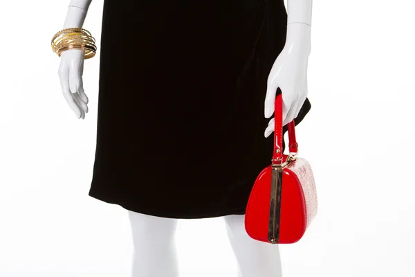 Μαύρο κλασσικό φόρεμα και κόκκινο τσάντα. — Φωτογραφία Αρχείου