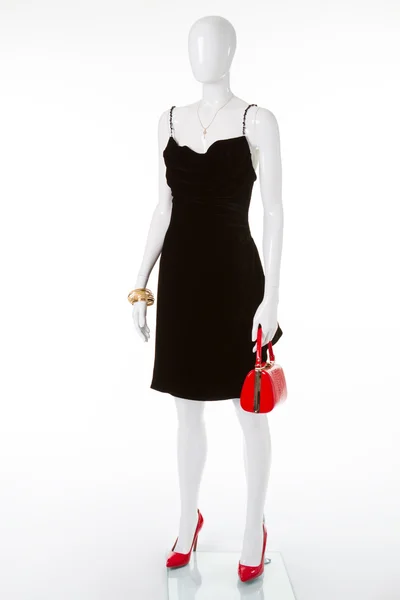 Красная сумка и обувь дополняют черное платье . — стоковое фото