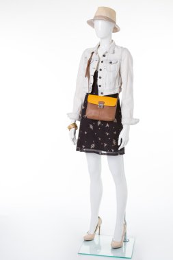 Modern kız için trendy giysiler. 