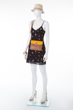 Aksesuarlı bir elbise içinde manken.