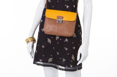 Sıradışı bir baskı ile güzel yaz elbisesi.