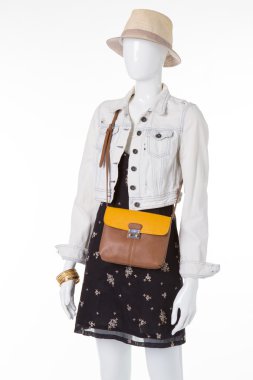 Aktif bir yaz tatili için gündelik stil. 