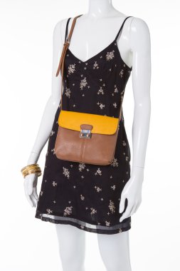 Beyaz manken üzerinde koyu yaz elbise.