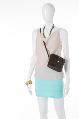 Bir manken üzerinde güzel yaz ışık takım elbise.