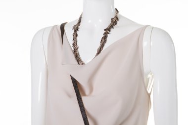 Metal kolye ile Bej bluz. 