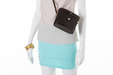 Nazik kadın giysileri üzerinde özel retro çanta. 