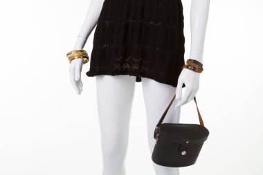 Aksesuarları ile güzel openwork siyah elbise.