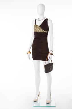 Manken üzerinde siyah gece elbisesi. 