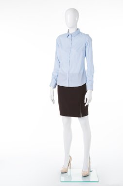 Manken üzerinde açık mavi gömlek.