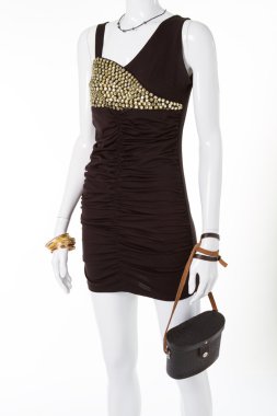 Manken üzerinde kısa siyah elbise.