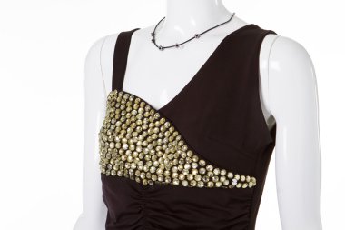 Manken üzerinde kolsuz siyah elbise.