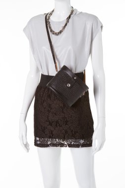 Siyah etekli kadın manken.