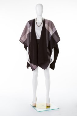 Koyu damalı şal manken.