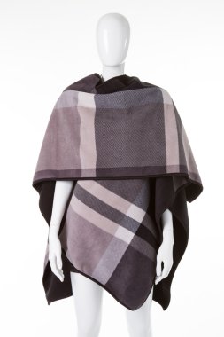 Kadın manken üzerinde damalı poncho.