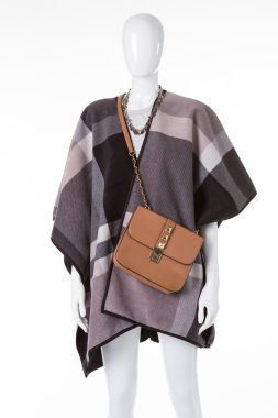 Damalı poncho manken.