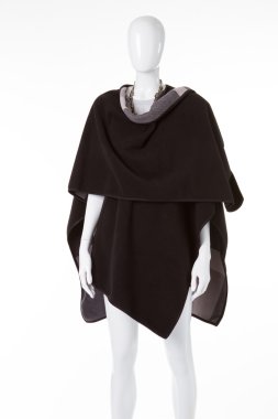 Koyu poncho içinde Manken.