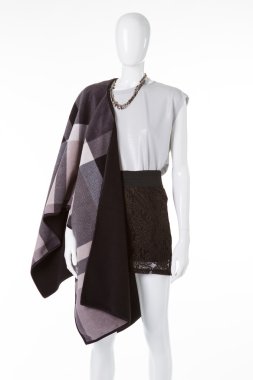 Manken üzerinde damalı poncho.