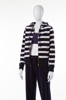 Çizgili kapüşonlu kadın manken.