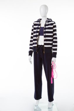 Lacivert ve beyaz çizgili kapüşonlu.